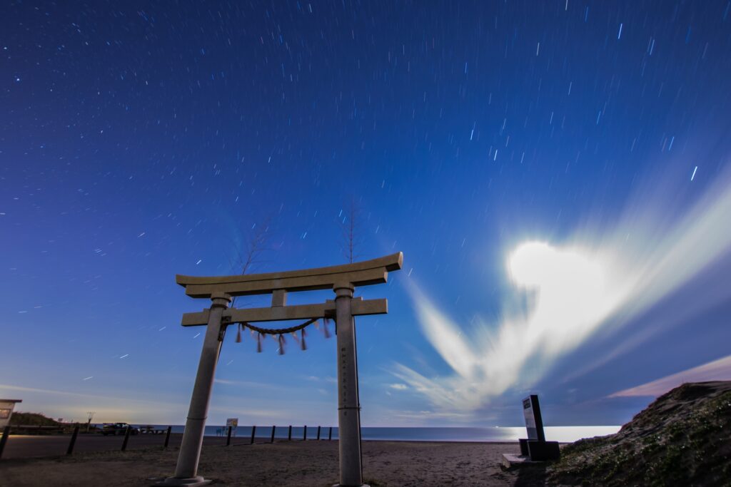 関東穴場の鳥居と星空が織りなす幻想的な絶景/東浪見海岸